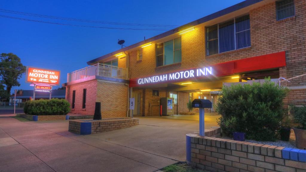 un edificio con un cartel que lee Canyon Motor inn en Gunnedah Motor Inn, en Gunnedah