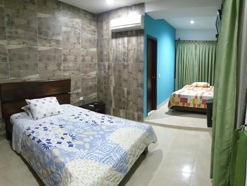 een slaapkamer met een bed in een kamer bij CasaHotel Barrancabermeja in Barrancabermeja