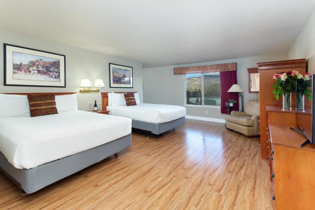 Stratford Inn - Queen Room With Two Queen Beds With Kitchenette