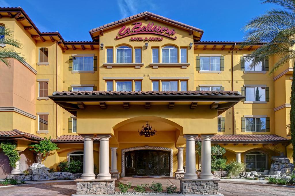 um edifício amarelo com um sinal nele em La Bellasera Hotel & Suites em Paso Robles