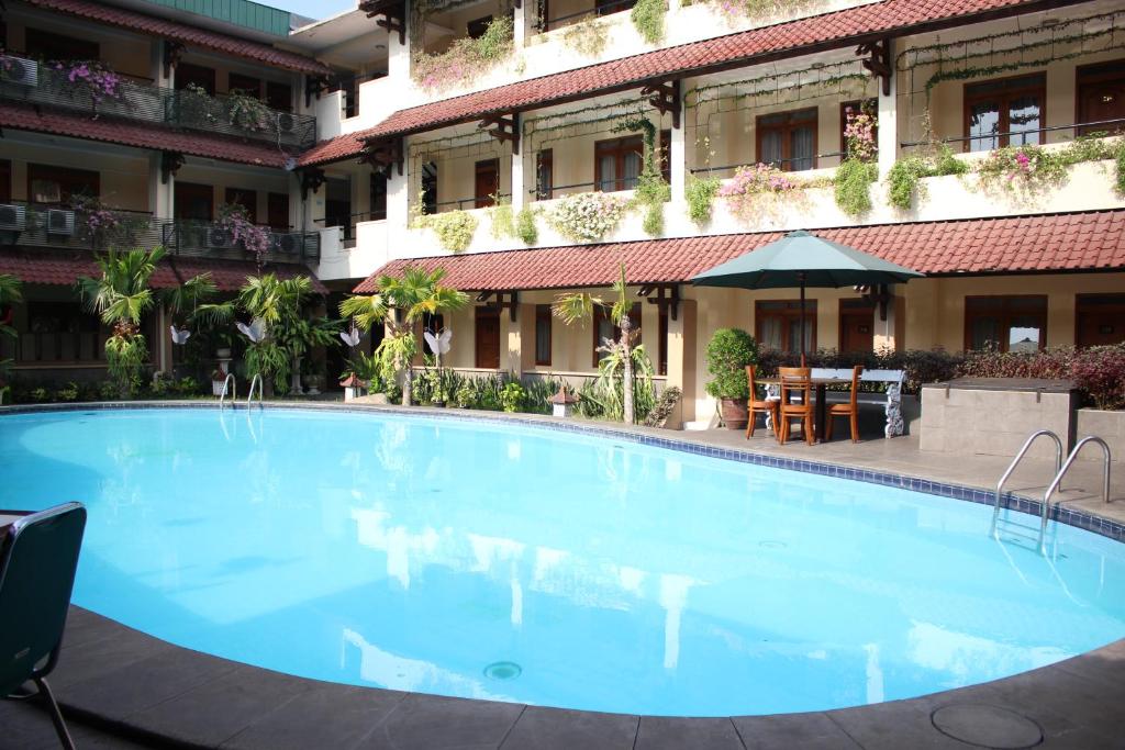 Bazén v ubytování Cakra Kembang Hotel nebo v jeho okolí