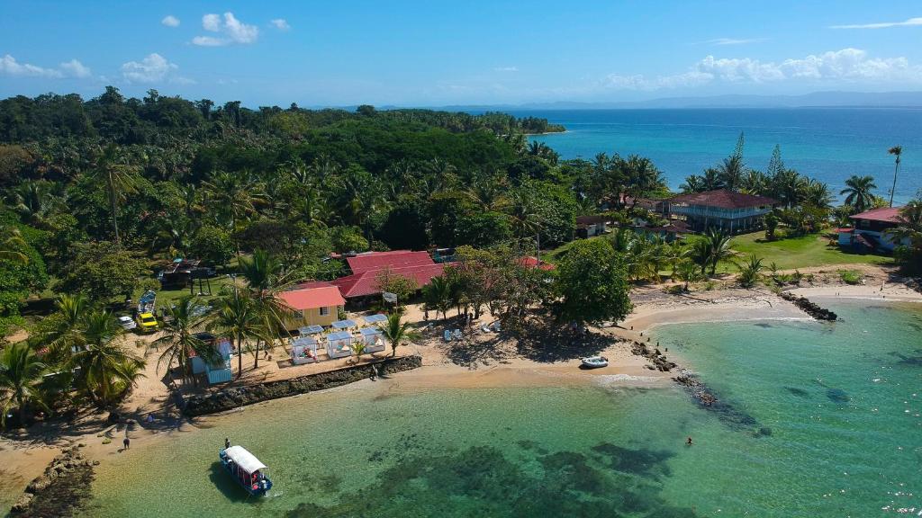 una vista aerea di un resort su una spiaggia di Hospedaje Yarisnori a Bocas del Toro