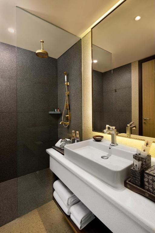 Bilik mandi di Sutasoma Hotel