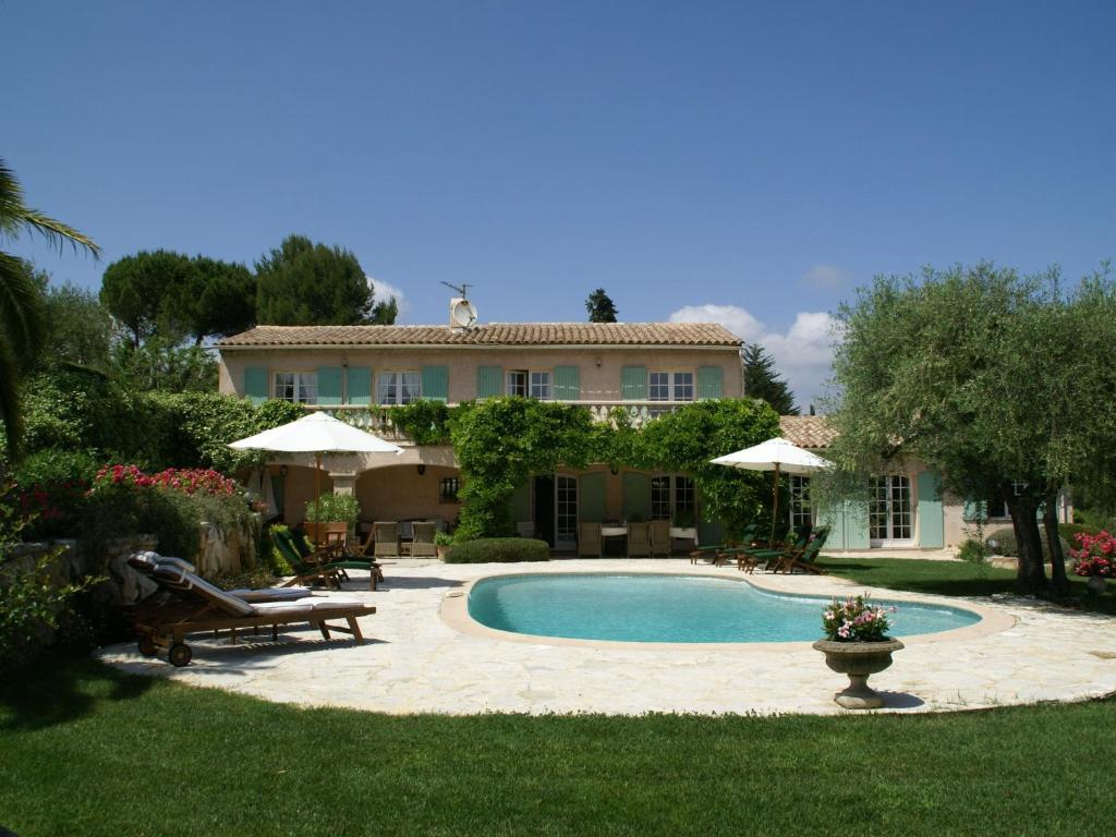 ヴァルボンヌにあるStunning villa with heated swimming pool air conditioning and large private enclosed gardenの庭にスイミングプールがある家