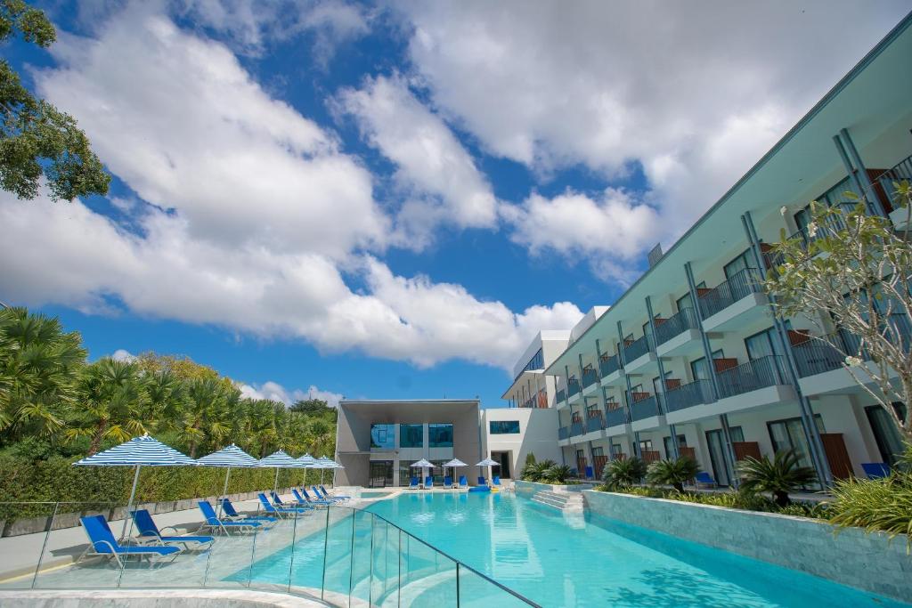Bazén v ubytování Seabed Grand Hotel Phuket - SHA Extra Plus nebo v jeho okolí