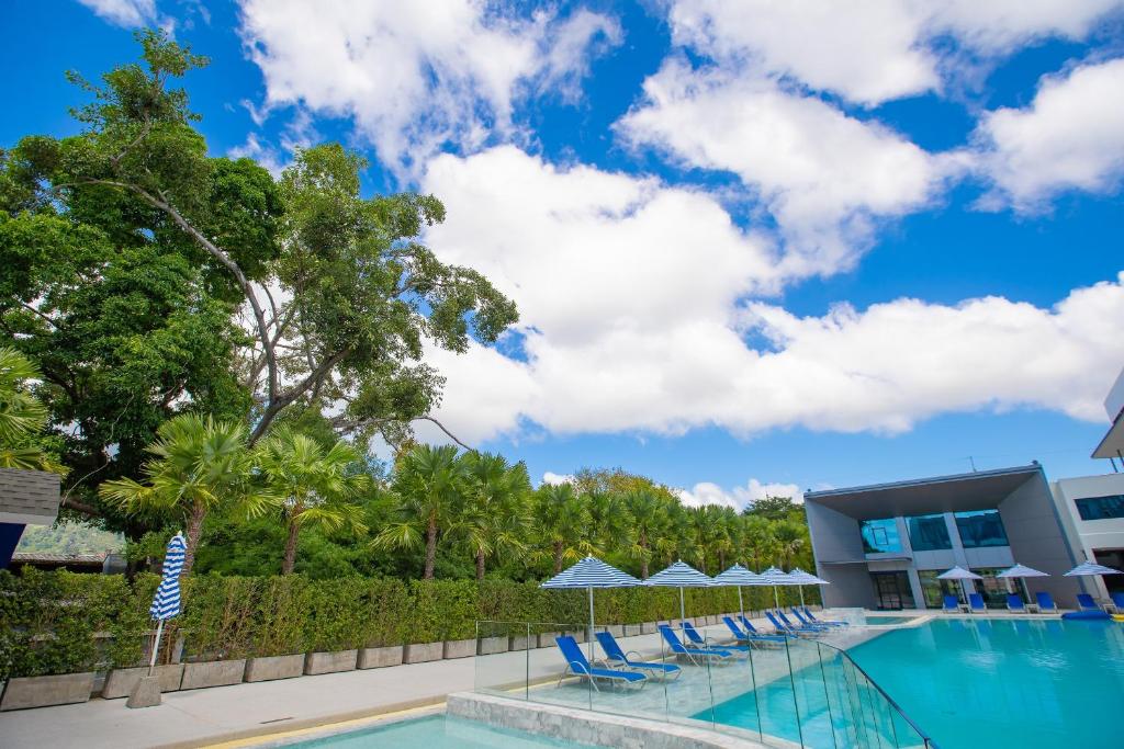 Bazén v ubytování Seabed Grand Hotel Phuket - SHA Extra Plus nebo v jeho okolí