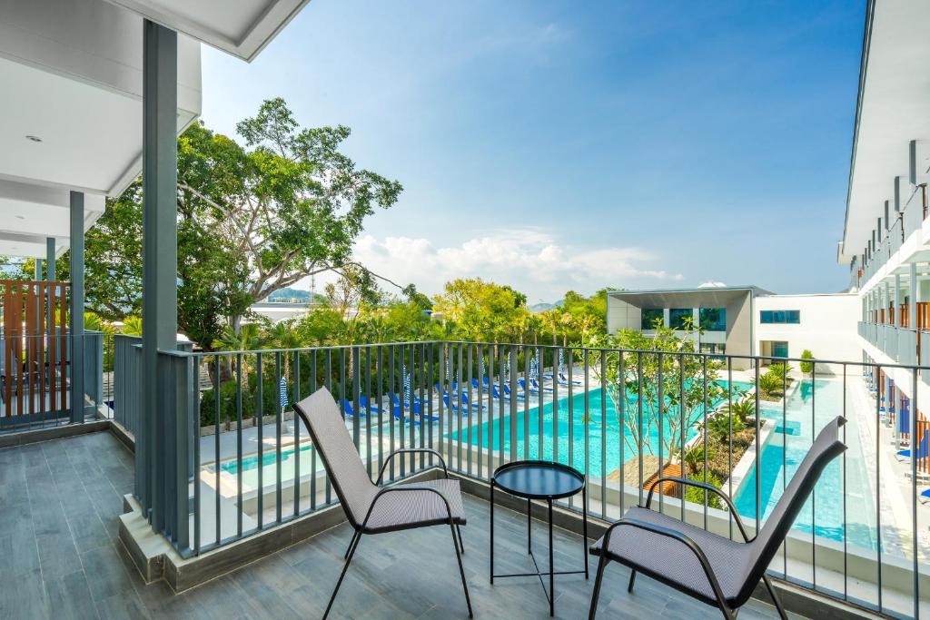 Bazén v ubytování Seabed Grand Hotel Phuket - SHA Extra Plus nebo v jeho okolí