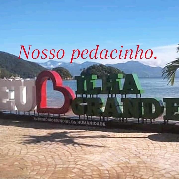 a sign for the nosso pedralgio resort at Nosso Pedacinho in Abraão