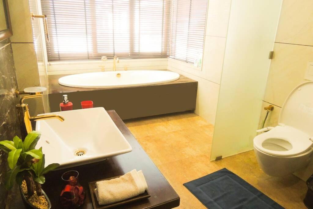 Koupelna v ubytování Ochre Villa- Luxury property in Assagaon / Vagator