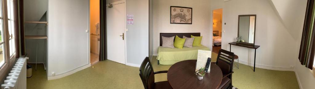 Au Petit Vivoin - Chambre Familiale Avec Salle De Bains Privative