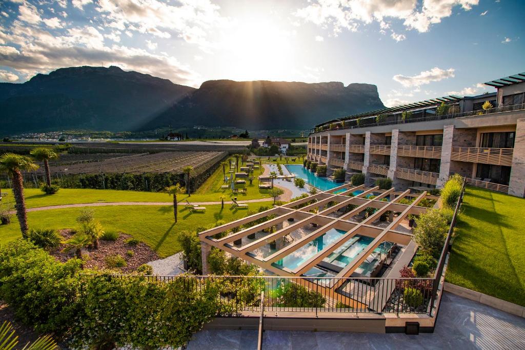 eine Luftansicht eines Resorts mit Pool in der Unterkunft Weinegg Wellviva Resort in Appiano sulla Strada del Vino
