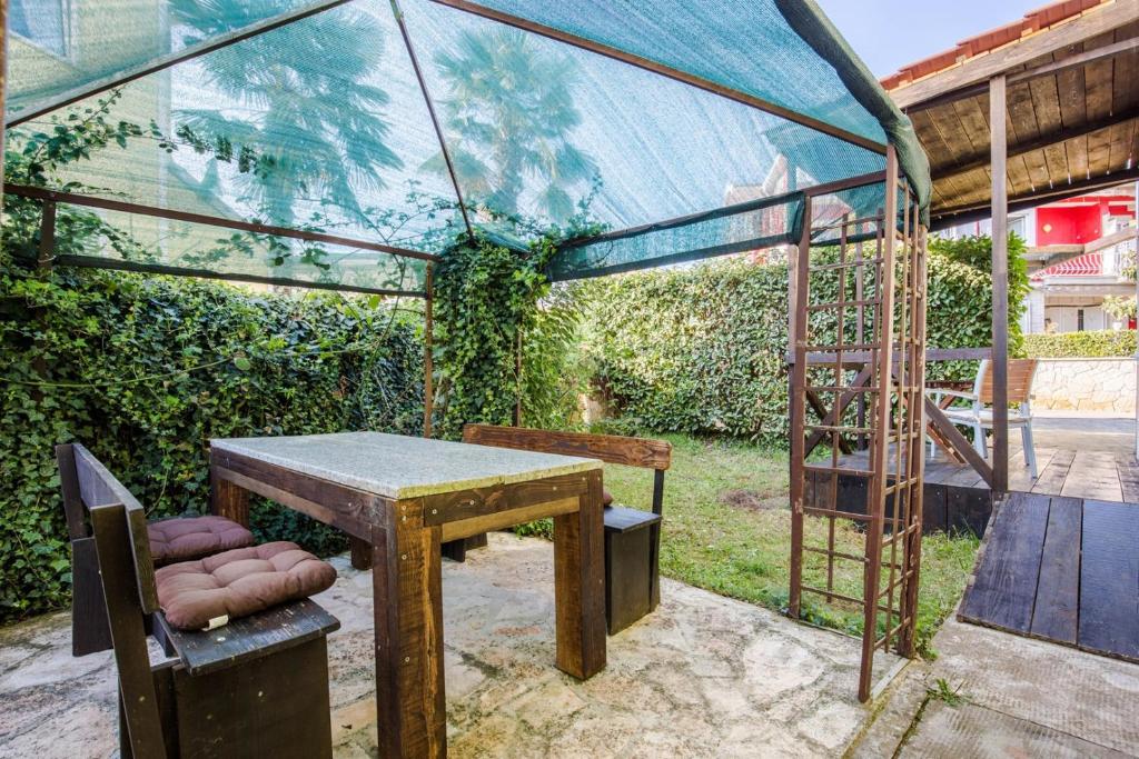 invernadero con mesa y sillas en un patio en Apartment Pavlovic, en Rovinj