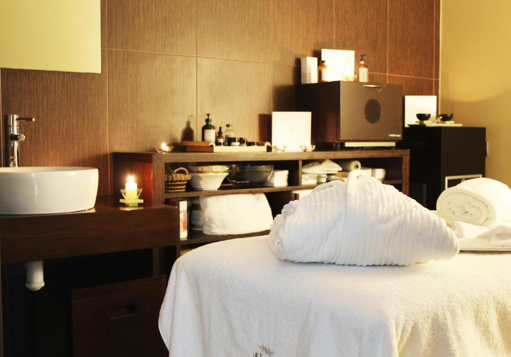 Кровать или кровати в номере Pazo Los Escudos Hotel Spa & Resort