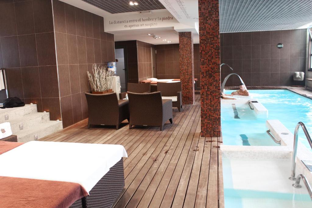 Бассейн в Pazo Los Escudos Hotel Spa & Resort или поблизости