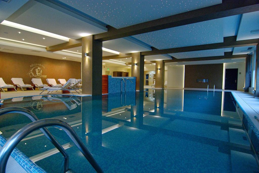 a large swimming pool in a hotel with a swimming pool at AQUARIUS BOUTIQUE HOTEL in Câmpulung Moldovenesc