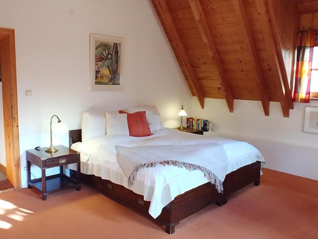 A bed or beds in a room at Ferienwohnung in den Dorfwiesen