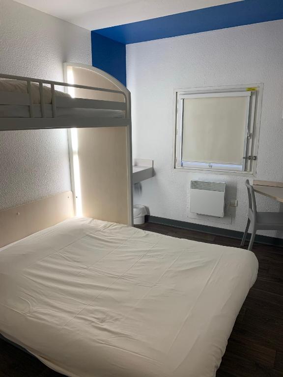Postel nebo postele na pokoji v ubytování hotelF1 Pontarlier