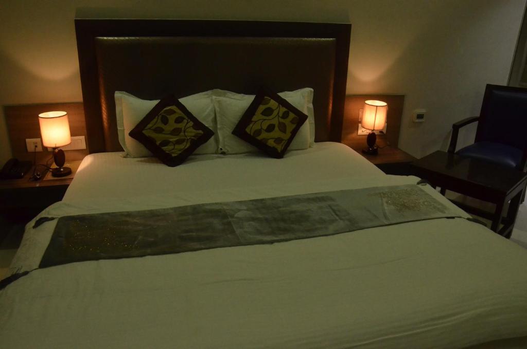Postel nebo postele na pokoji v ubytování Hotel Sopan Heights