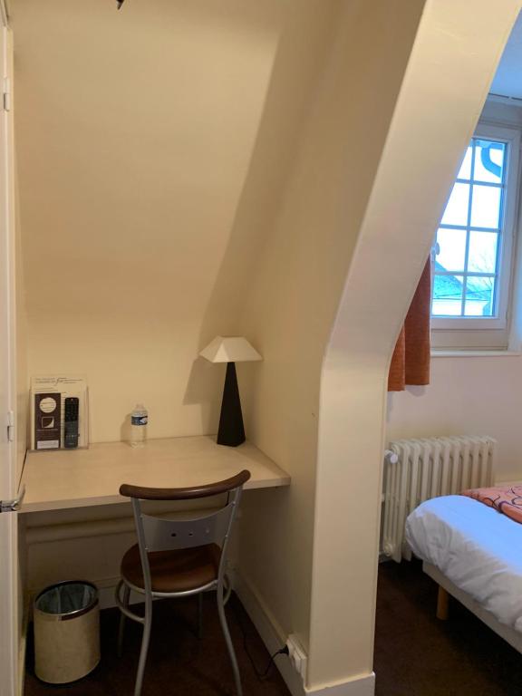 Au Petit Vivoin - Chambre Quadruple Avec Salle De Bains Privative