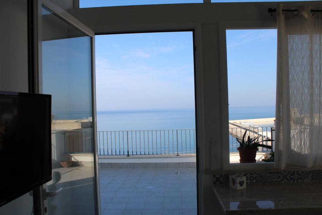 Zimmer mit Fenster und Meerblick in der Unterkunft Mansarda Sole ed ombra terrazza vista mare in Balestrate