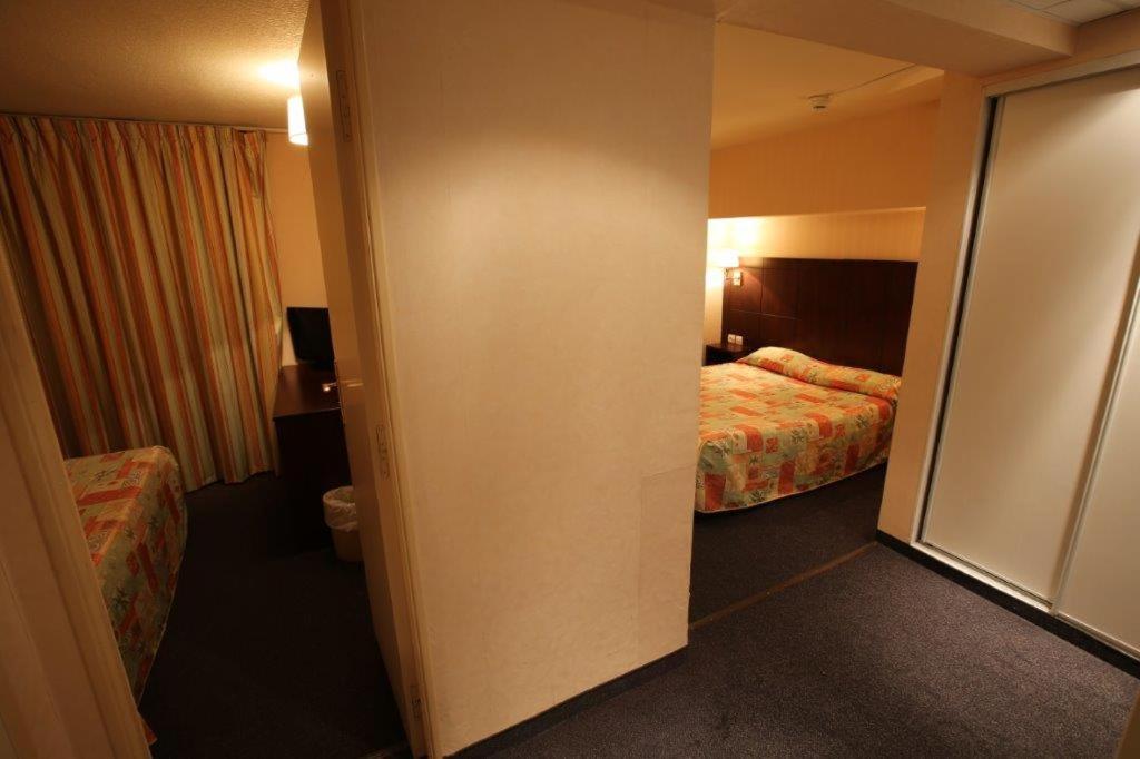 Postel nebo postele na pokoji v ubytování Hôtel Gloria & Avenue