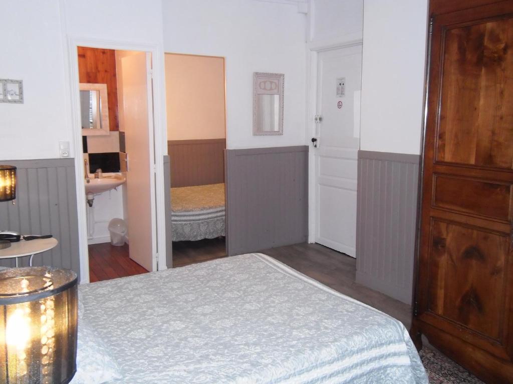 Postel nebo postele na pokoji v ubytování Hôtel des Arceaux