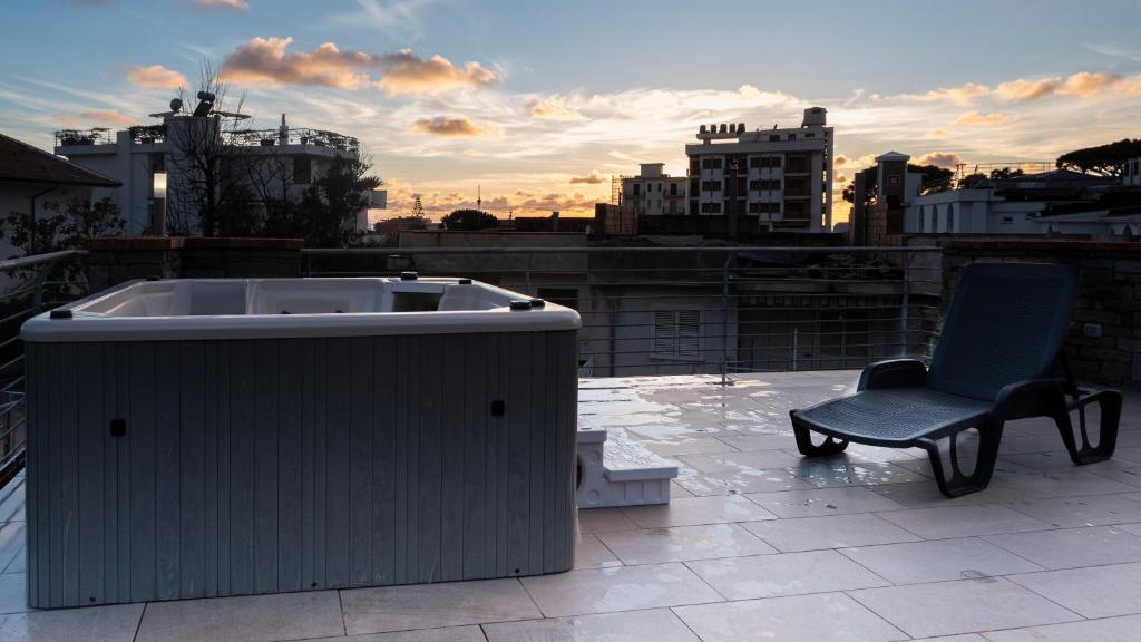 una sedia e una vasca da bagno sul tetto di Appartamenti Le Giare Acciaroli ad Acciaroli