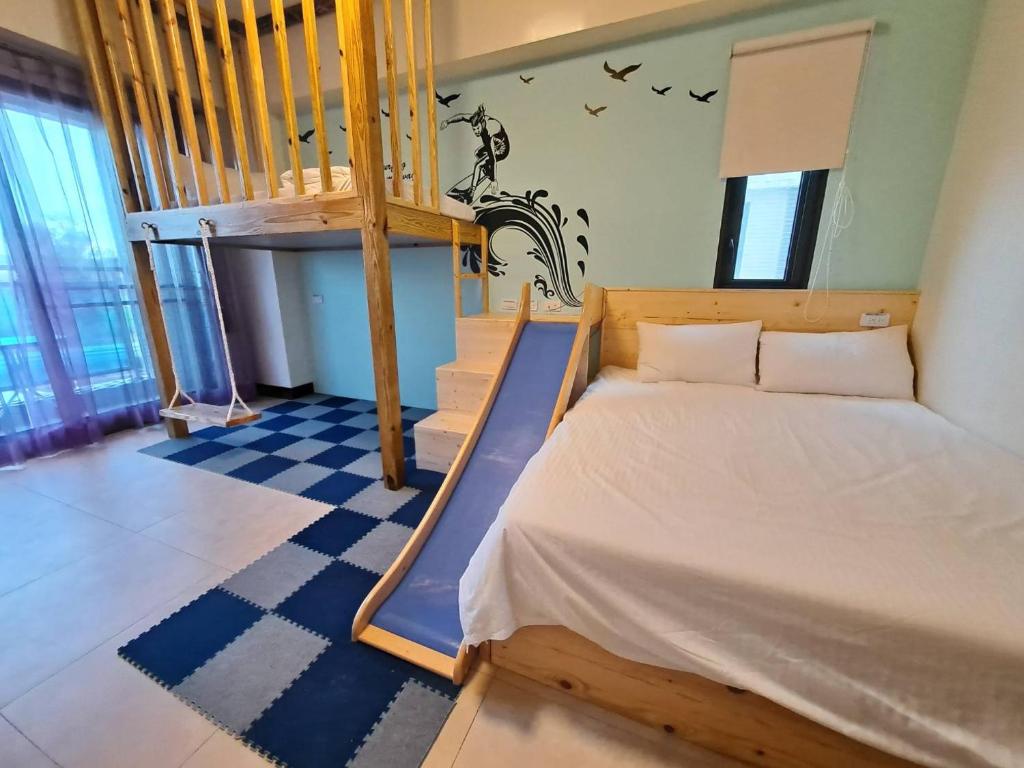 a bedroom with a bed and a staircase at 墾丁秋莊會館 附限量停車位 不保證有位置 無法事先預留 背包房無車位 預訂後記得加Line聯繫 in Hengchun