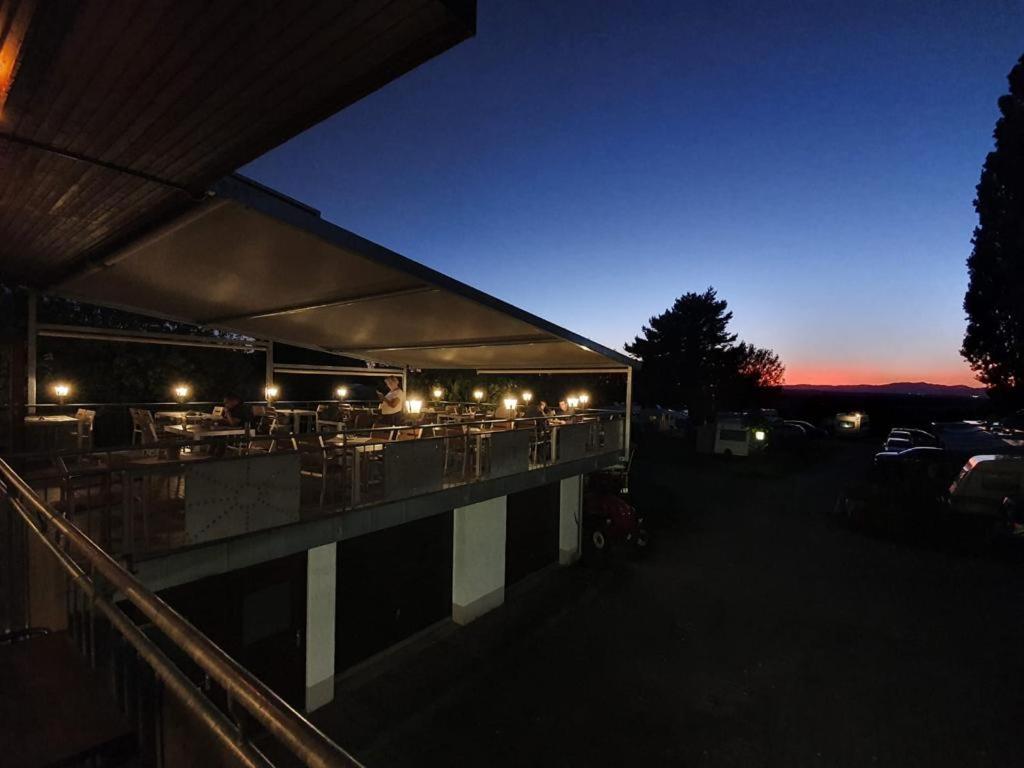 Východ nebo západ slunce při pohledu z hotelu nebo okolí