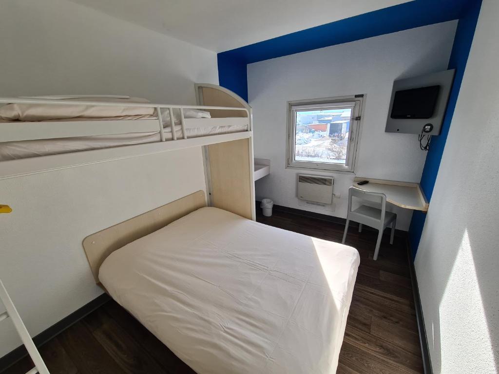 Postel nebo postele na pokoji v ubytování hotelF1 Pontarlier