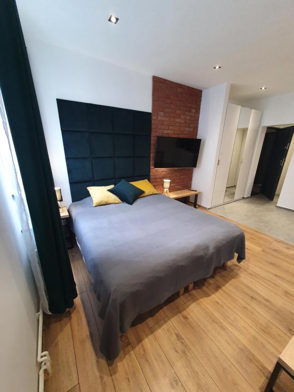 Mirror Apartments - 11