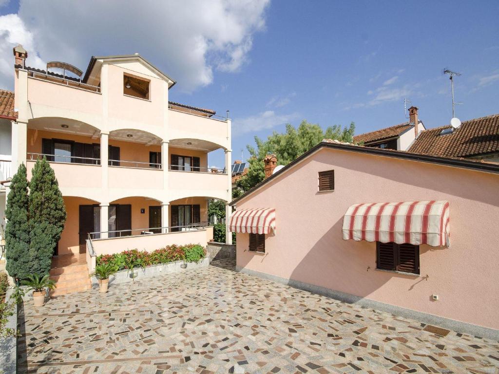 Villa con patio frente a un edificio en Apartments Patricija, en Rovinj
