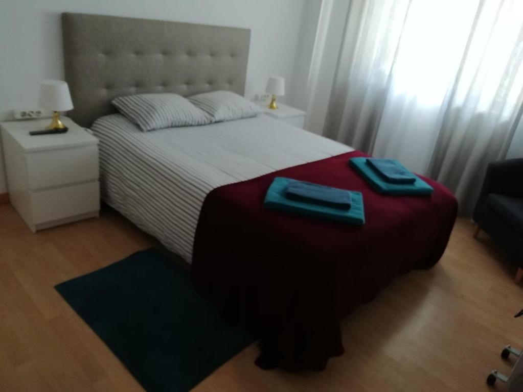 モンチジョにあるCasa Europa Montijoのベッドルーム1室(ベッド1台、タオル2枚付)