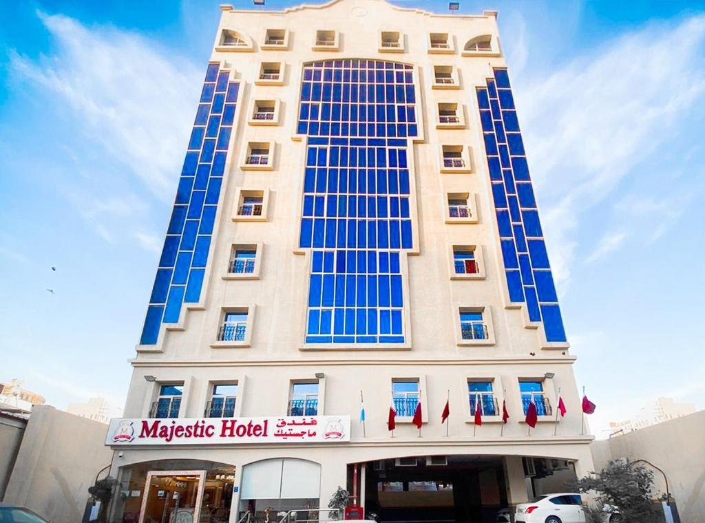 un grande edificio con molte finestre di Majestic Hotel a Doha