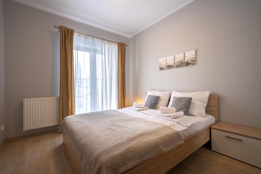 Postel nebo postele na pokoji v ubytování RentPlanet - Apartamenty Górna Resorts