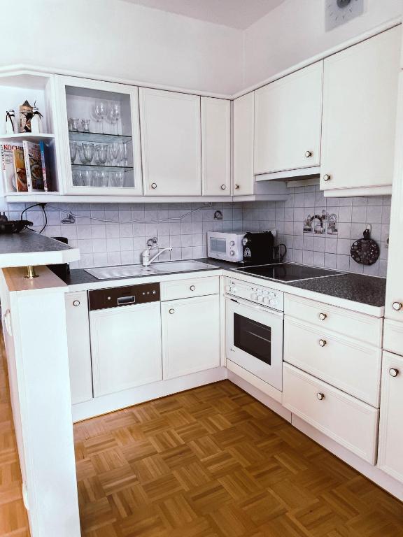 Kuchyň nebo kuchyňský kout v ubytování Ferienwohnung Karasek mit Seeblick