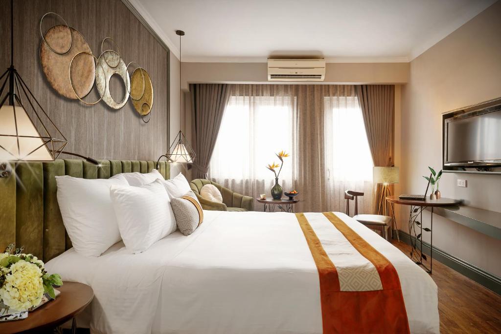 Postel nebo postele na pokoji v ubytování Hanoi Center Silk Hotel & Travel