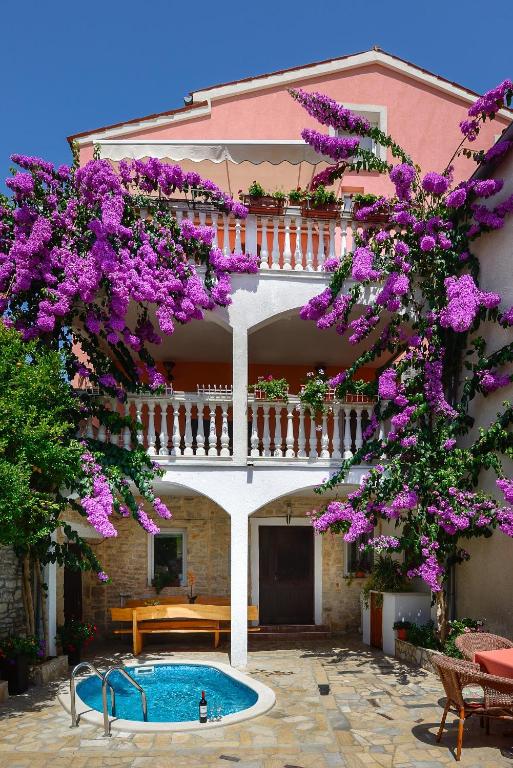 Basen w obiekcie Apartments Salčinović lub w pobliżu