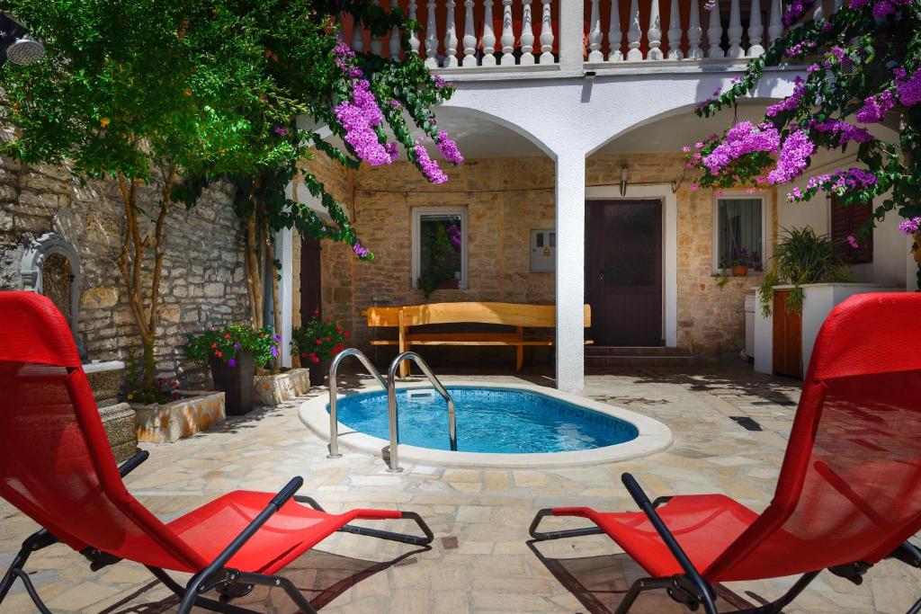 Basen w obiekcie Apartments Salčinović lub w pobliżu