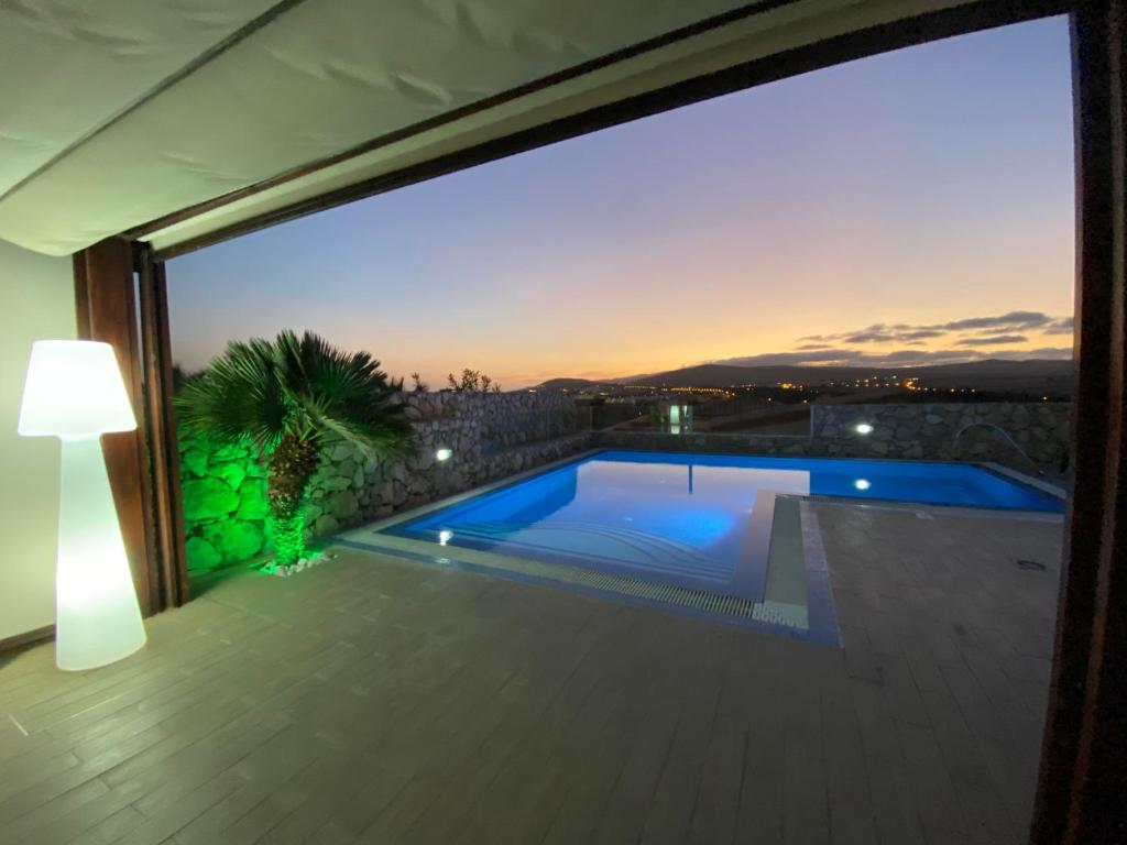 Bazén v ubytování VILLA LOBA WITH PRIVATE POOL nebo v jeho okolí