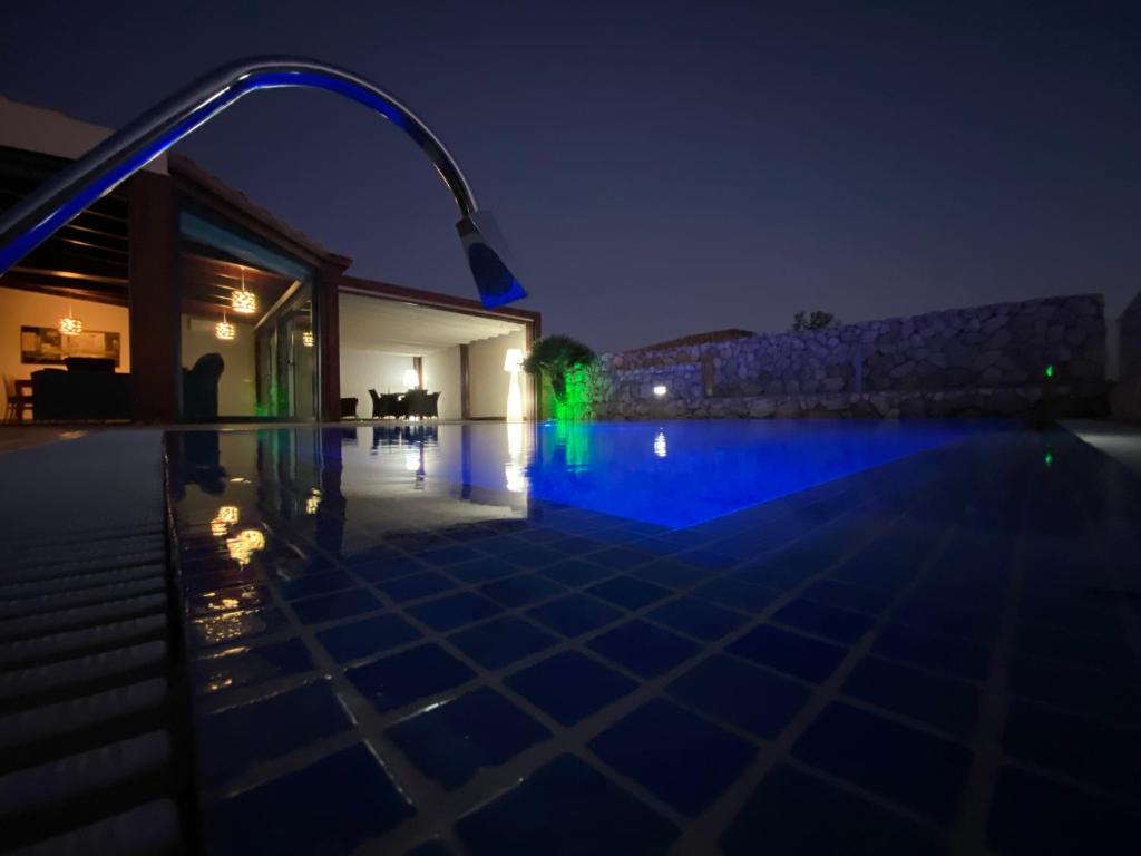 Bazén v ubytování VILLA LOBA WITH PRIVATE POOL nebo v jeho okolí