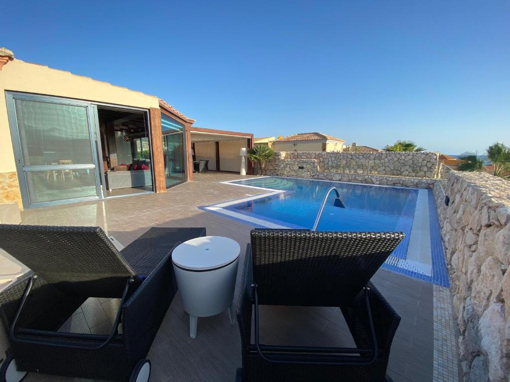 Bazén v ubytování VILLA LOBA WITH PRIVATE POOL nebo v jeho okolí