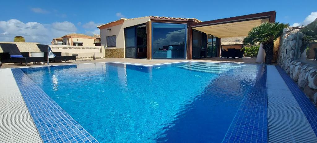 Bazén v ubytování VILLA LOBA WITH PRIVATE POOL nebo v jeho okolí