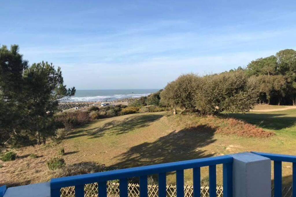 uma vista para o oceano a partir da varanda de uma casa em Grand appartement 4 étoiles vue mer et 2 terrasses em Talmont