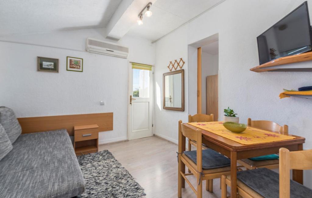 uma sala de estar com uma mesa e uma sala de jantar em Apartments Stanisic em Fažana