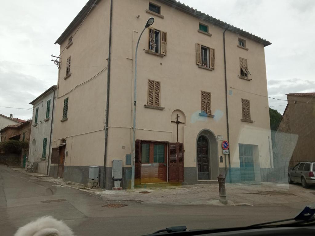 um grande edifício branco no lado de uma rua em Casa Garage em Roccatederighi