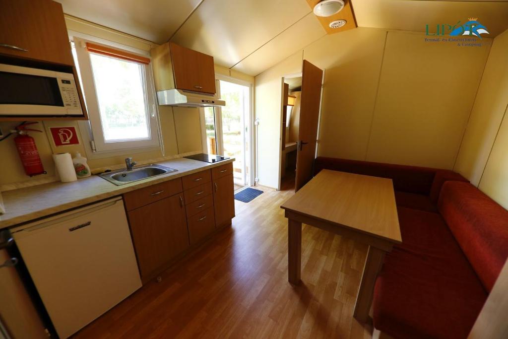 Kuchyň nebo kuchyňský kout v ubytování Lipót Termál Camping