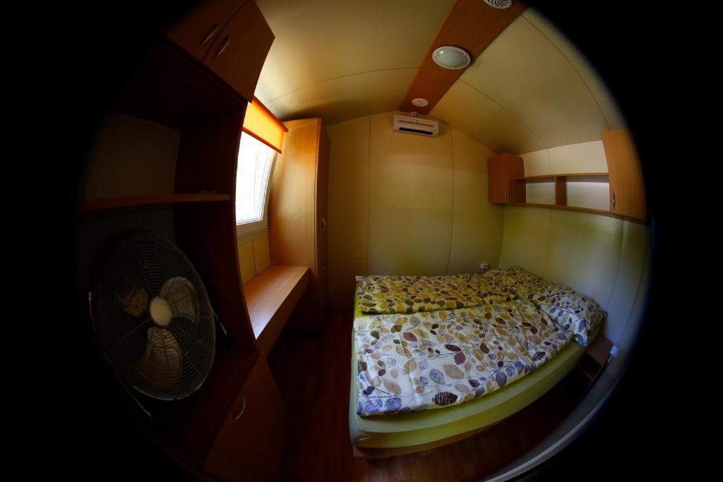 Postel nebo postele na pokoji v ubytování Lipót Termál Camping