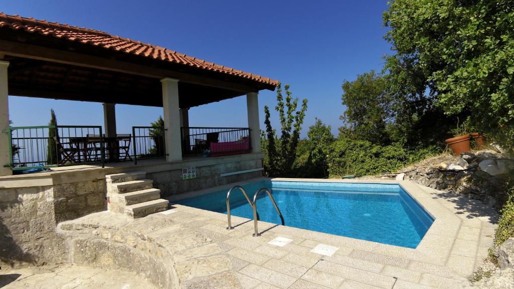 uma piscina em frente a uma casa em Villa Skylight em Cilipi