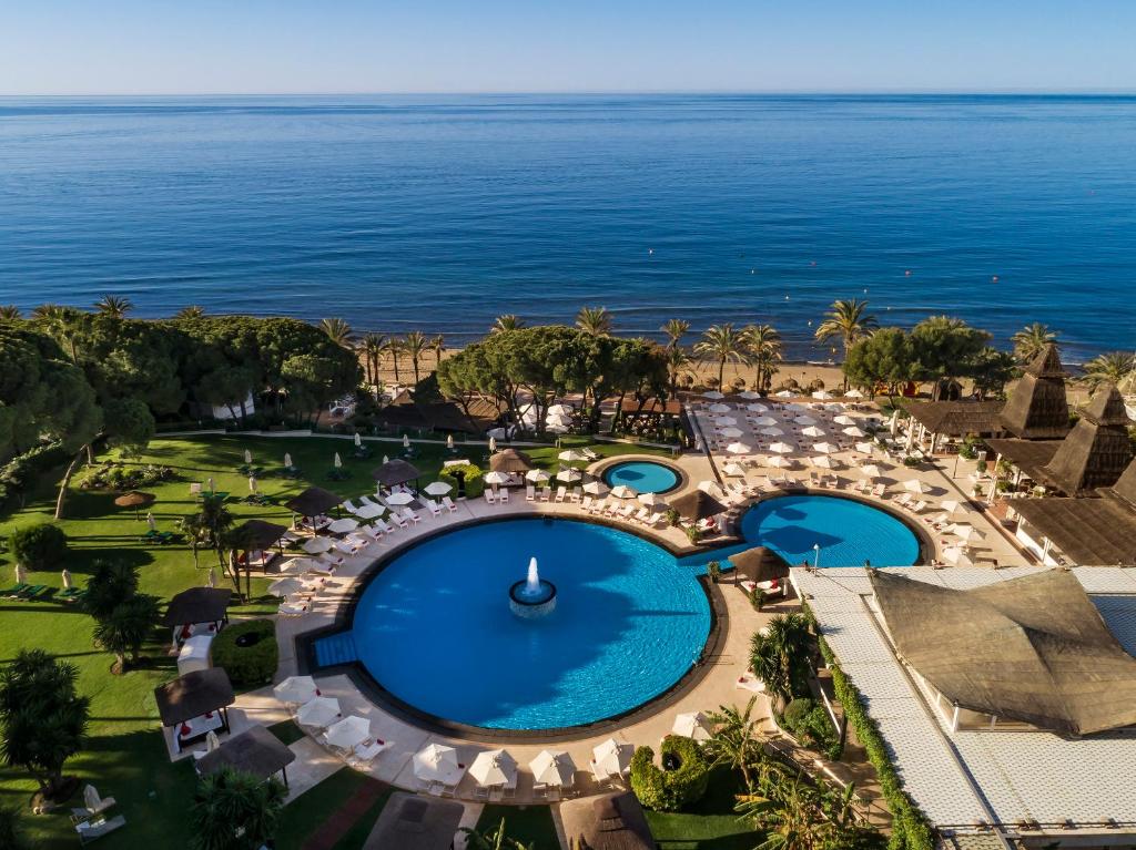 eine Luftansicht eines Resorts mit zwei Pools in der Unterkunft Hotel Don Pepe Gran Meliá in Marbella